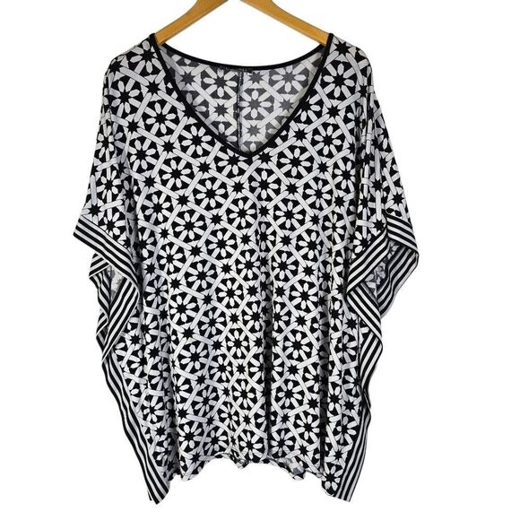 Roz & Ali Tops - Roz & Ali Black and White Geometric Blouse